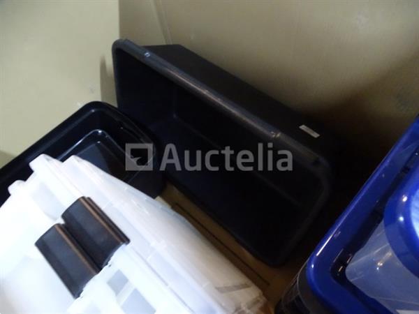 Grote foto pallet met verschillende bakken zie foto agrarisch oogstmachines