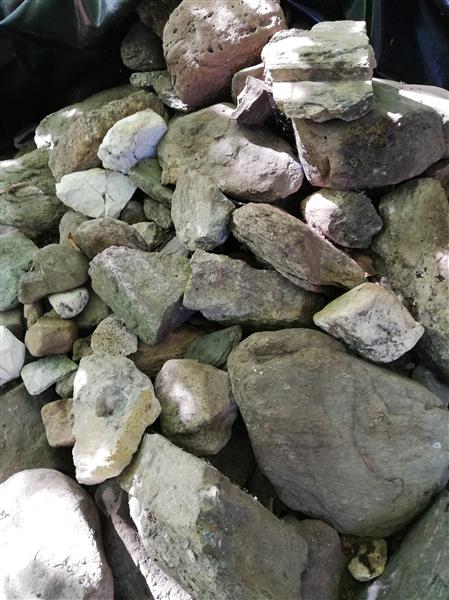 Grote foto veel natuurstenen tuin en terras sierstenen en rotsen