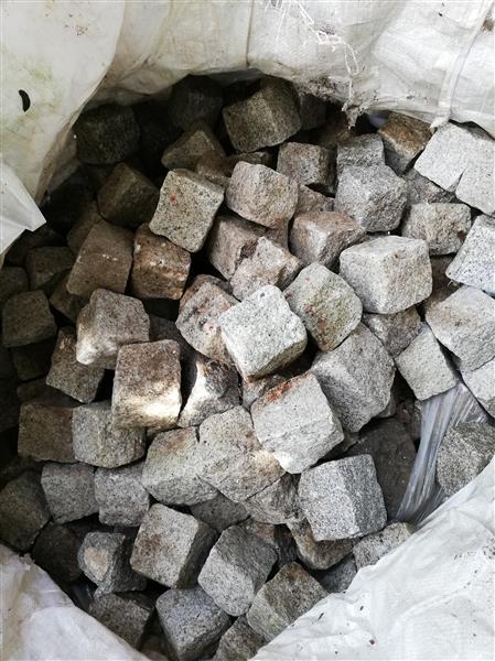 Grote foto flinke serie kleine kinderkopjes tuin en terras sierstenen en rotsen