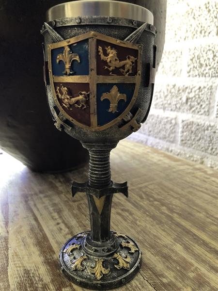 Grote foto fraaie kelk voorzien van insignia zoals franse lely zeer fraai. huis en inrichting woningdecoratie