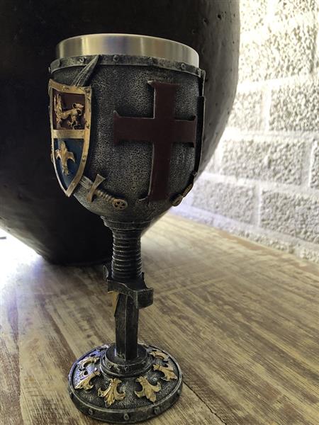 Grote foto fraaie kelk voorzien van insignia zoals franse lely zeer fraai. huis en inrichting woningdecoratie