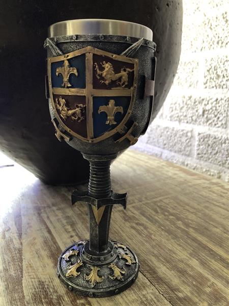 Grote foto fraaie kelk voorzien van insignia zoals franse lely zeer fraai. huis en inrichting woningdecoratie