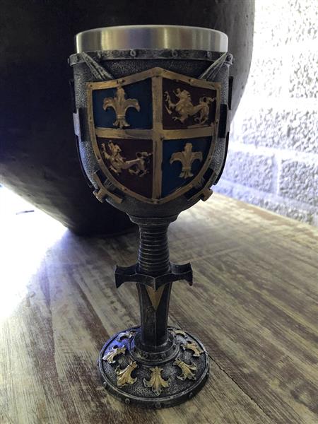 Grote foto fraaie kelk voorzien van insignia zoals franse lely zeer fraai. huis en inrichting woningdecoratie