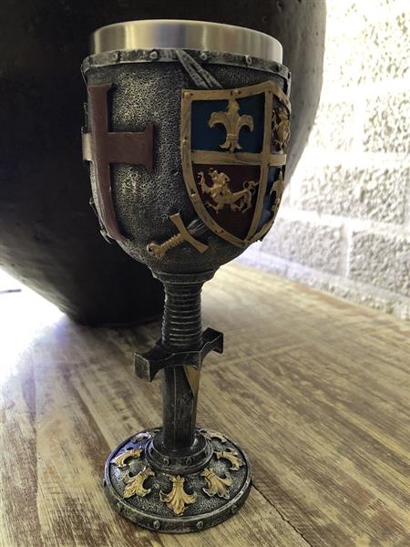 Grote foto fraaie kelk voorzien van insignia zoals franse lely zeer fraai. huis en inrichting woningdecoratie