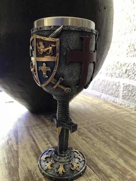 Grote foto fraaie kelk voorzien van insignia zoals franse lely zeer fraai. huis en inrichting woningdecoratie