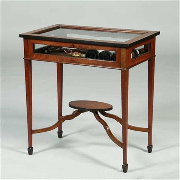 Grote foto strak mahoniehouten vitrinetafeltje of juwelen tafeltje met ingelgd ovaal onderblad no.351960 antiek en kunst stoelen en banken