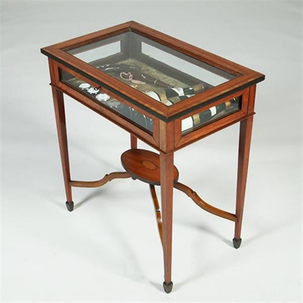 Grote foto strak mahoniehouten vitrinetafeltje of juwelen tafeltje met ingelgd ovaal onderblad no.351960 antiek en kunst stoelen en banken