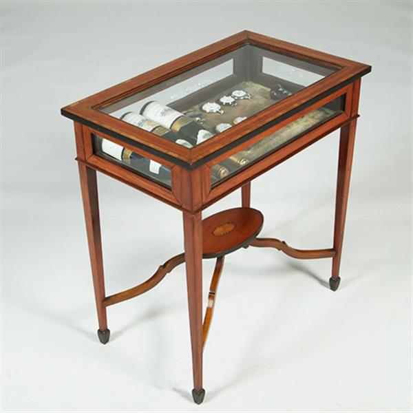 Grote foto strak mahoniehouten vitrinetafeltje of juwelen tafeltje met ingelgd ovaal onderblad no.351960 antiek en kunst stoelen en banken