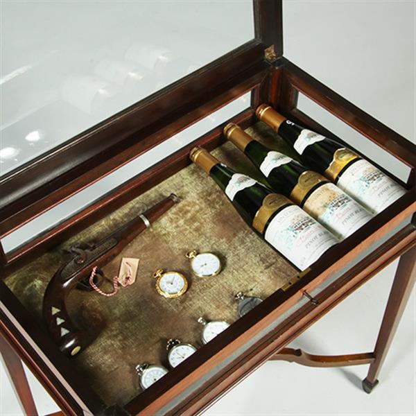 Grote foto strak mahoniehouten vitrinetafeltje of juwelen tafeltje met ingelgd ovaal onderblad no.351960 antiek en kunst stoelen en banken