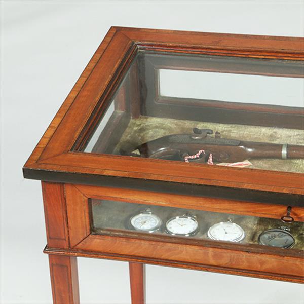 Grote foto strak mahoniehouten vitrinetafeltje of juwelen tafeltje met ingelgd ovaal onderblad no.351960 antiek en kunst stoelen en banken