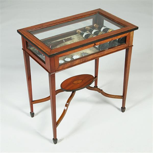 Grote foto strak mahoniehouten vitrinetafeltje of juwelen tafeltje met ingelgd ovaal onderblad no.351960 antiek en kunst stoelen en banken