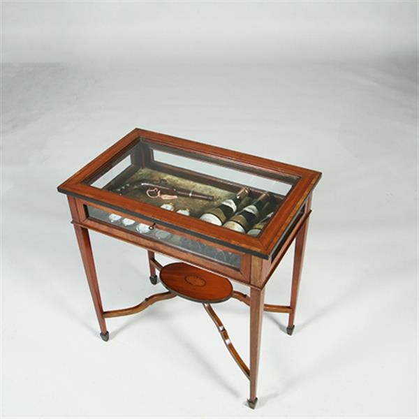 Grote foto strak mahoniehouten vitrinetafeltje of juwelen tafeltje met ingelgd ovaal onderblad no.351960 antiek en kunst stoelen en banken