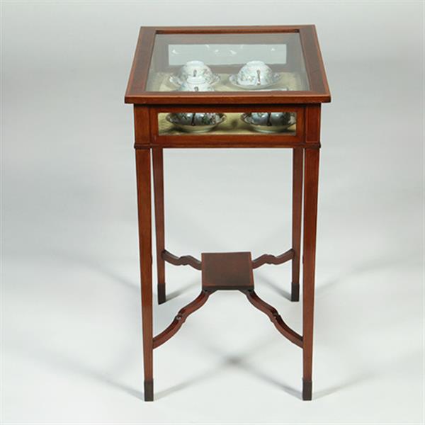 Grote foto vitrinetafeltje met ingelegde hulsthouten biezen langs boven en onderblad no.351955 antiek en kunst stoelen en banken