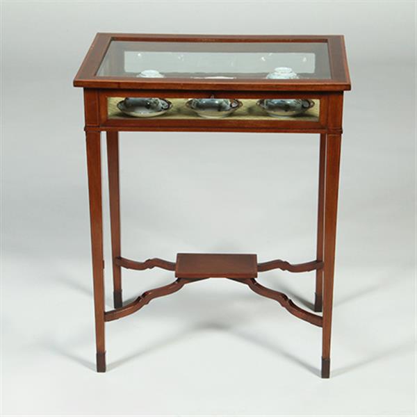 Grote foto vitrinetafeltje met ingelegde hulsthouten biezen langs boven en onderblad no.351955 antiek en kunst stoelen en banken