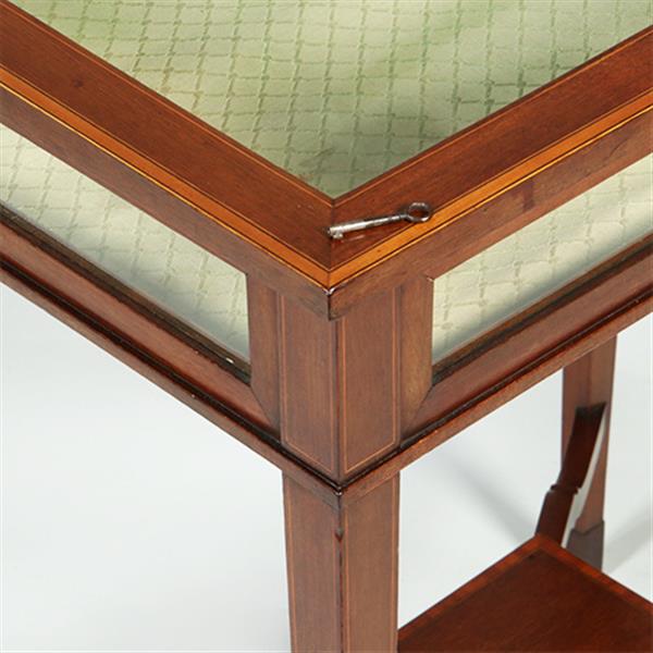 Grote foto vitrinetafeltje met ingelegde hulsthouten biezen langs boven en onderblad no.351955 antiek en kunst stoelen en banken