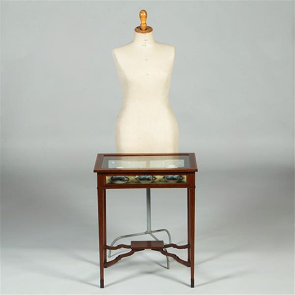 Grote foto vitrinetafeltje met ingelegde hulsthouten biezen langs boven en onderblad no.351955 antiek en kunst stoelen en banken