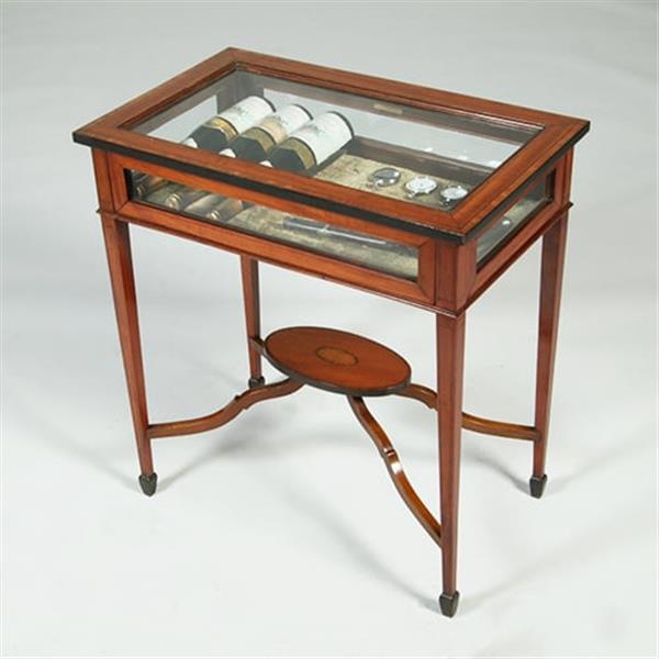 Grote foto strak mahoniehouten vitrinetafeltje of juwelen tafeltje met ingelgd ovaal onderblad no.351960 antiek en kunst stoelen en banken