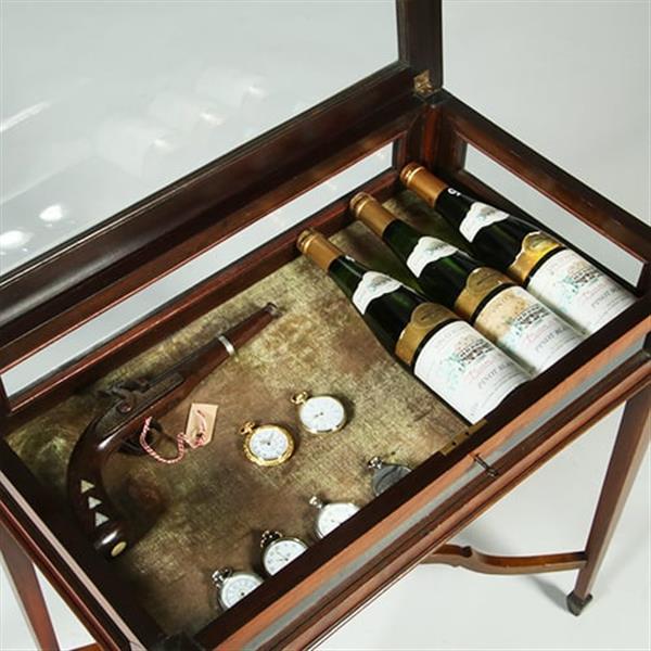 Grote foto strak mahoniehouten vitrinetafeltje of juwelen tafeltje met ingelgd ovaal onderblad no.351960 antiek en kunst stoelen en banken