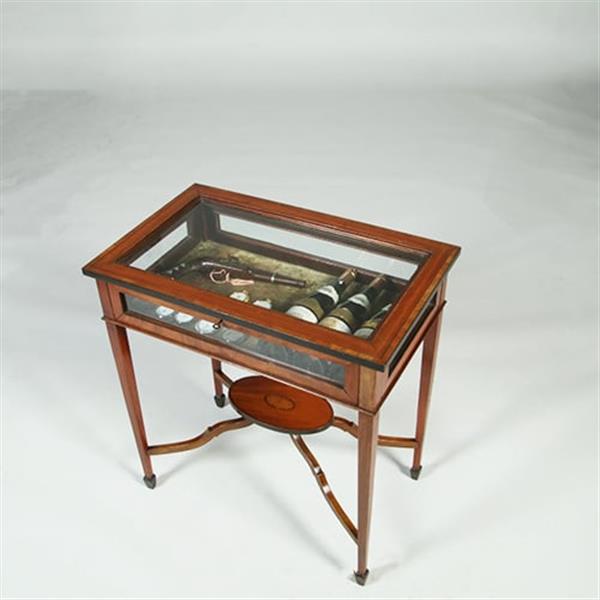 Grote foto strak mahoniehouten vitrinetafeltje of juwelen tafeltje met ingelgd ovaal onderblad no.351960 antiek en kunst stoelen en banken