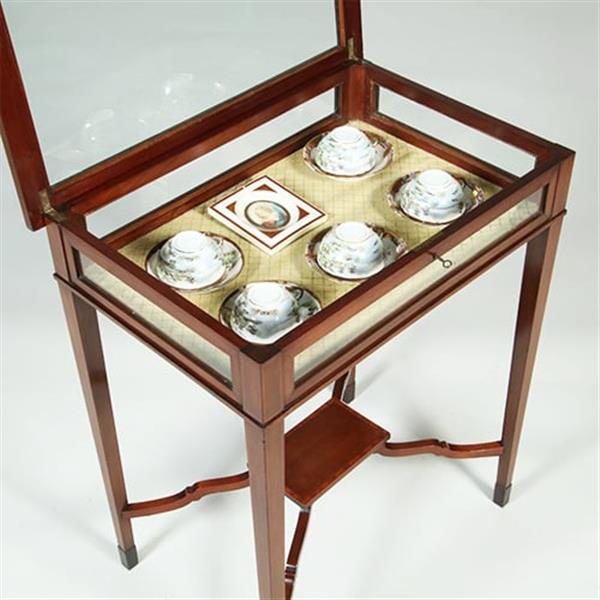 Grote foto vitrinetafeltje met ingelegde hulsthouten biezen langs boven en onderblad no.351955 antiek en kunst stoelen en banken