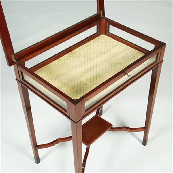 Grote foto vitrinetafeltje met ingelegde hulsthouten biezen langs boven en onderblad no.351955 antiek en kunst stoelen en banken