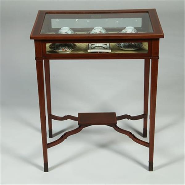 Grote foto vitrinetafeltje met ingelegde hulsthouten biezen langs boven en onderblad no.351955 antiek en kunst stoelen en banken