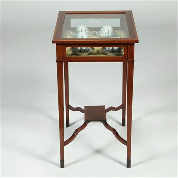 Grote foto vitrinetafeltje met ingelegde hulsthouten biezen langs boven en onderblad no.351955 antiek en kunst stoelen en banken