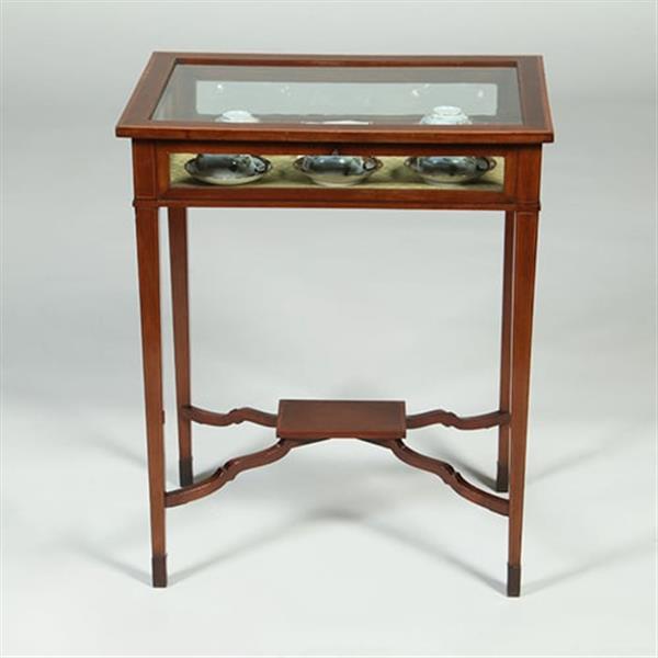 Grote foto vitrinetafeltje met ingelegde hulsthouten biezen langs boven en onderblad no.351955 antiek en kunst stoelen en banken