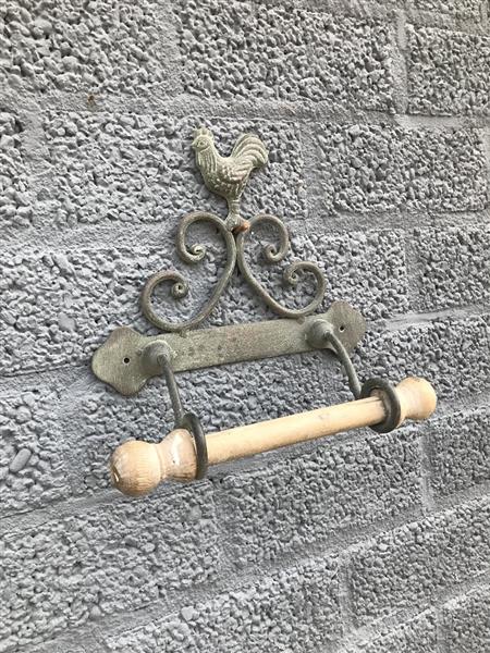 Grote foto een decoratieve toiletrolhouder met hierop een kip fraaie ijzeren wc rolhouder doe het zelf en verbouw materialen en producten