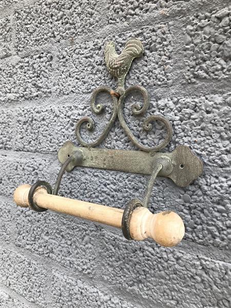 Grote foto een decoratieve toiletrolhouder met hierop een kip fraaie ijzeren wc rolhouder doe het zelf en verbouw materialen en producten