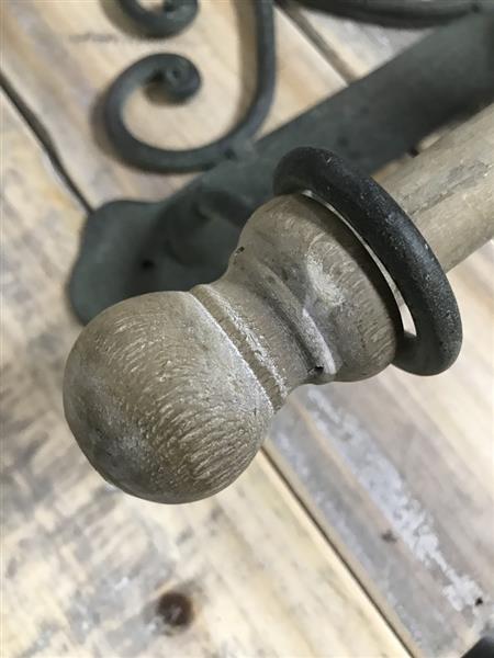 Grote foto een decoratieve toiletrolhouder met hierop een kip fraaie ijzeren wc rolhouder doe het zelf en verbouw materialen en producten