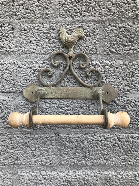 Grote foto een decoratieve toiletrolhouder met hierop een kip fraaie ijzeren wc rolhouder doe het zelf en verbouw materialen en producten