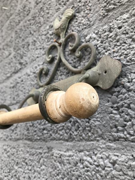 Grote foto een decoratieve toiletrolhouder met hierop een kip fraaie ijzeren wc rolhouder doe het zelf en verbouw materialen en producten