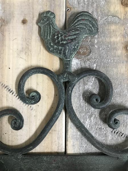 Grote foto een decoratieve toiletrolhouder met hierop een kip fraaie ijzeren wc rolhouder doe het zelf en verbouw materialen en producten