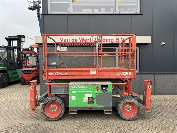 Grote foto skyjack sj 6826rt schaarhoogwerker scissor 2014 4x4 kubota 10mtr werkhoogte doe het zelf en verbouw hoogwerkers