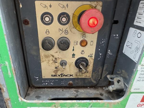 Grote foto skyjack sj 6826rt schaarhoogwerker scissor 2014 4x4 kubota 10mtr werkhoogte doe het zelf en verbouw hoogwerkers