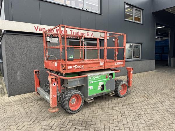 Grote foto skyjack sj 6826rt schaarhoogwerker scissor 2014 4x4 kubota 10mtr werkhoogte doe het zelf en verbouw hoogwerkers