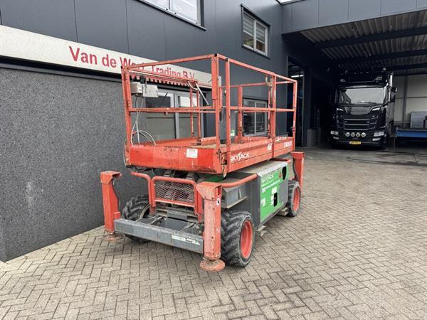 Grote foto skyjack sj 6826rt schaarhoogwerker scissor 2014 4x4 kubota 10mtr werkhoogte doe het zelf en verbouw hoogwerkers