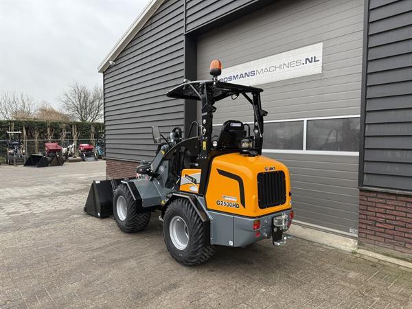 Grote foto giant g2500 hd minishovel kniklader nieuw agrarisch shovels