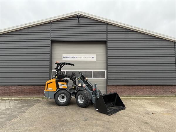 Grote foto giant g2500 hd minishovel kniklader nieuw agrarisch shovels