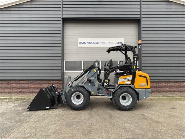 Grote foto giant g2500 hd minishovel kniklader nieuw agrarisch shovels