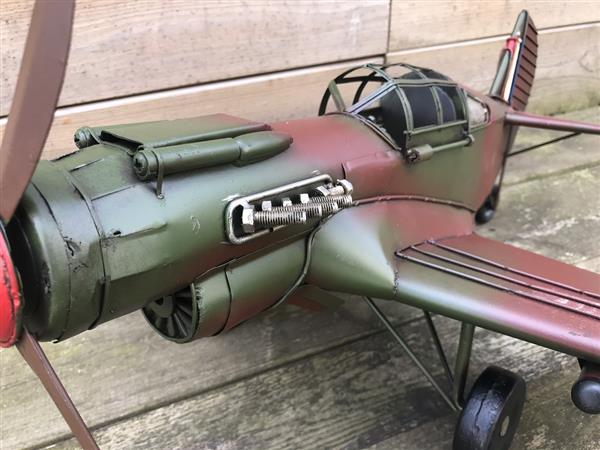 Grote foto een metalen schaalmodel van een gevechtsvliegtuig tuin en terras tuindecoratie