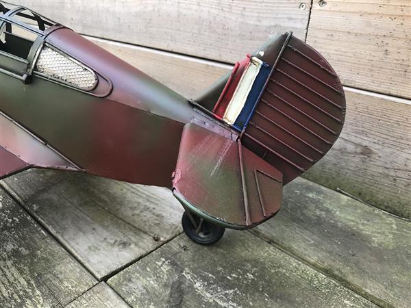 Grote foto een metalen schaalmodel van een gevechtsvliegtuig tuin en terras tuindecoratie