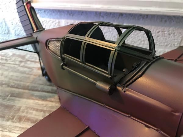 Grote foto een metalen schaalmodel van een gevechtsvliegtuig tuin en terras tuindecoratie