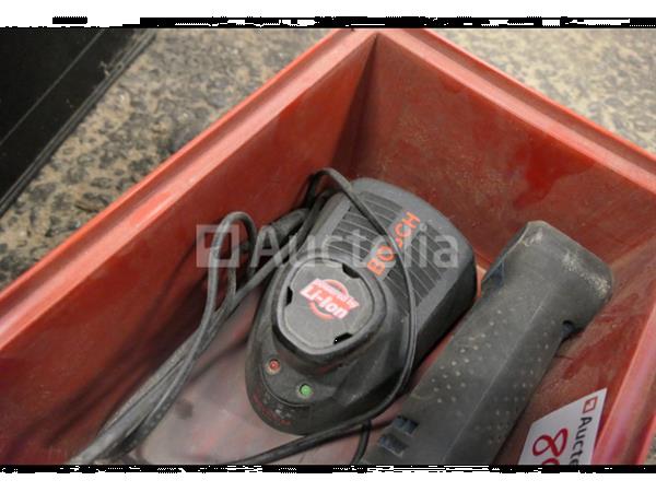 Grote foto siliconenpistool en schroevendraaier op batterijen doe het zelf en verbouw gereedschappen en machines