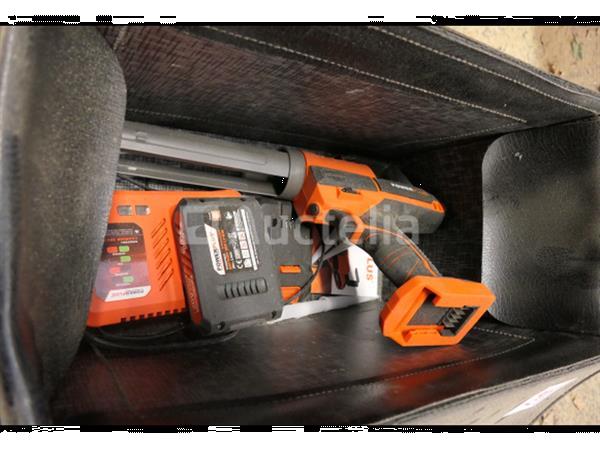 Grote foto siliconenpistool en schroevendraaier op batterijen doe het zelf en verbouw gereedschappen en machines