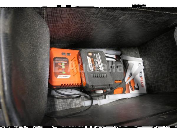 Grote foto siliconenpistool en schroevendraaier op batterijen doe het zelf en verbouw gereedschappen en machines