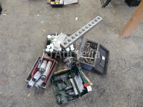 Grote foto schuimpistolen met accuboormachine doos met gatenzaag doe het zelf en verbouw gereedschappen en machines