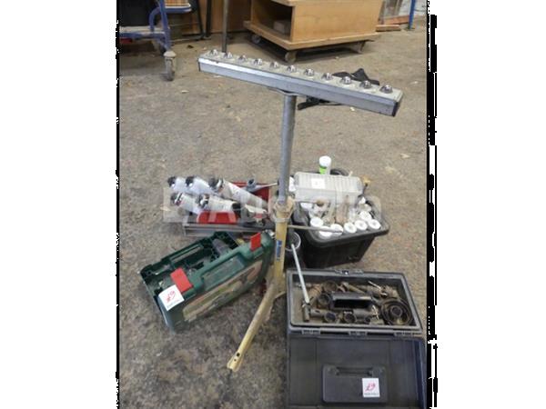 Grote foto schuimpistolen met accuboormachine doos met gatenzaag doe het zelf en verbouw gereedschappen en machines