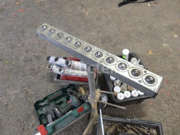 Grote foto schuimpistolen met accuboormachine doos met gatenzaag doe het zelf en verbouw gereedschappen en machines